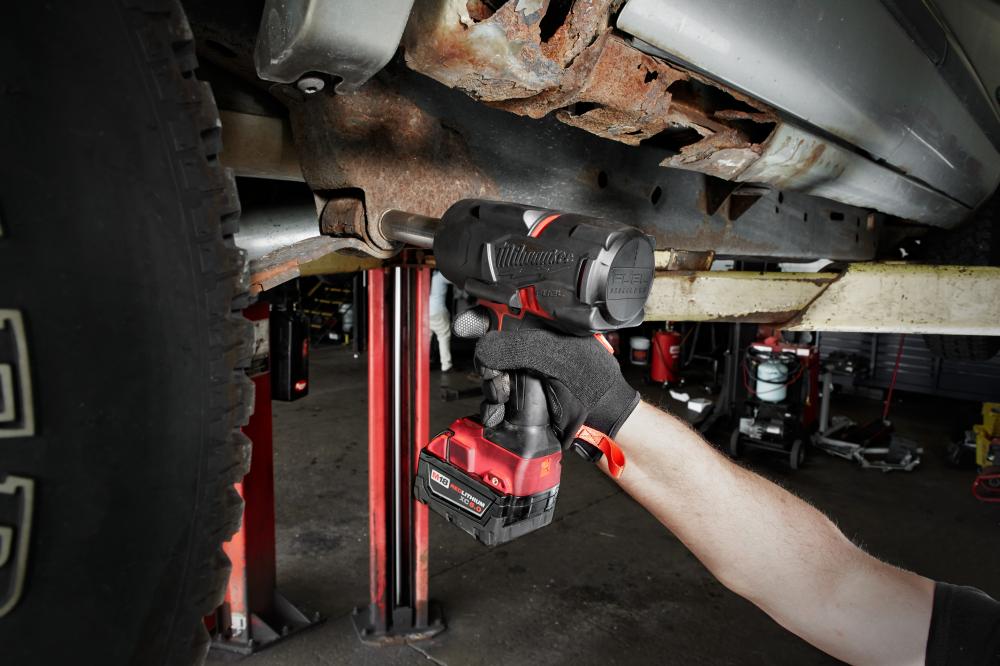 M18 FUEL™ 1/2 in. High Torque Impact Wrench with Friction Ring Kit